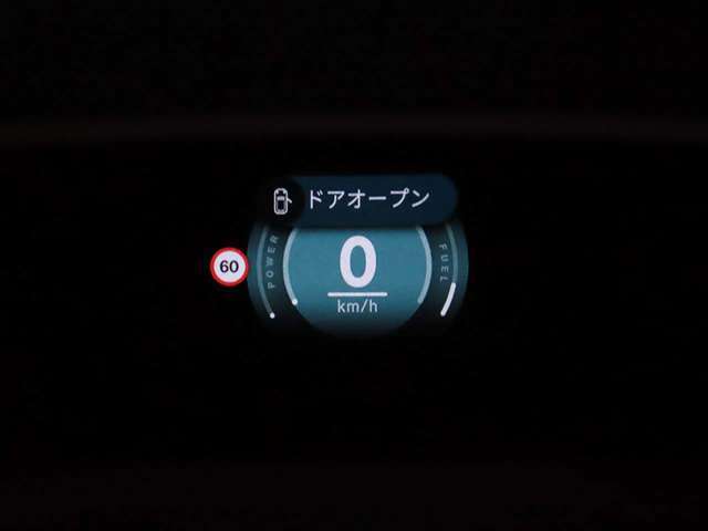 ヘッドアップディスプレイは視認性が非常に良く、運転時の視線を逸らさず様々な情報の確認が行えます。