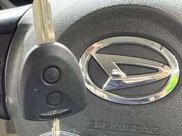 【キーレス】少し離れた場所からでもボタン一つでドアの開錠・施錠ができるのでとっても便利！ドアの鍵穴周りに傷をつけることもありません♪