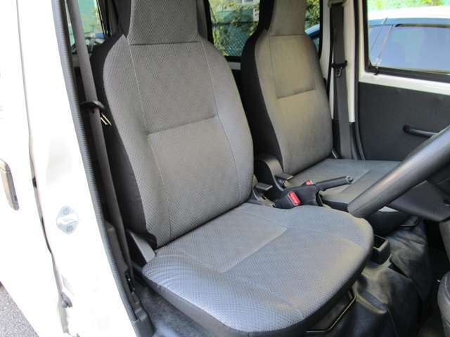 運転席シート　内装の状態は良好です。
