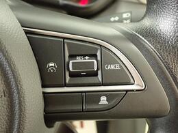 先行車との車間距離を保ちながら加速・減速してくれる「アダプティブクルーズコントロール」を装備しています。ロングドライブに最適ですね！