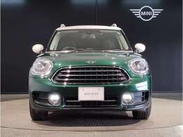 LEDヘッドライトで御座います。MINIのボンネットはヘッドライト部分に穴が開いている特徴的なもので御座います。MINIの伝統やこだわりがこういったところにも表れております。