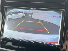 【バックカメラ】駐車時に後方がリアルタイム映像で確認できます。大型商業施設や立体駐車場での駐車時や、夜間のバック時に大活躍！運転スキルに関わらず、今や必須となった装備のひとつです！