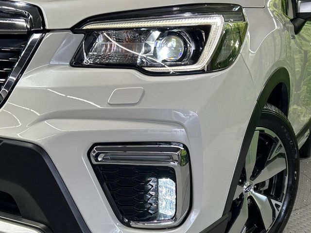 【LEDヘッドライト】悪天候や夜間走行時も良好な視界を確保し安心して運転できる高輝度LEDヘッドライトを装備！点灯速度が早く、消費電力も抑えられています。