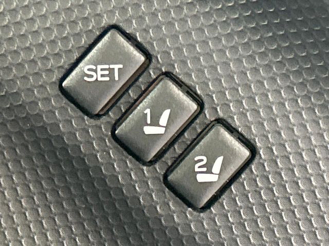 【メモリー機能付きパワーシート】ドライバーごとに設定したシート位置を記憶して、ボタン一つで切り替えできる便利な機能！運転する方が複数名いらっしゃるご家庭におすすめです♪