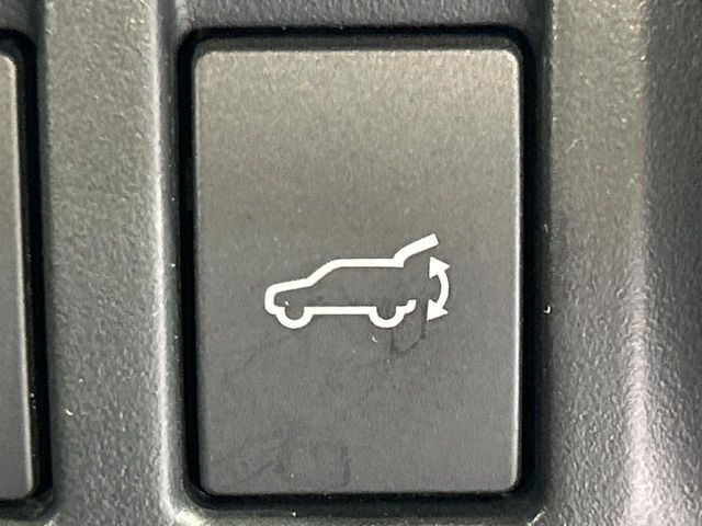 【パワーバックドア】スマートキーや運転席のボタンを押すだけでリアゲートが自動で開閉します！荷物を持っている時や、高い位置にあるバックドアを閉める際に便利な機能です♪