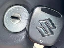 【キーレス】少し離れた場所からでもボタン一つでドアの開錠・施錠ができるのでとっても便利！ドアの鍵穴周りに傷をつけることもありません