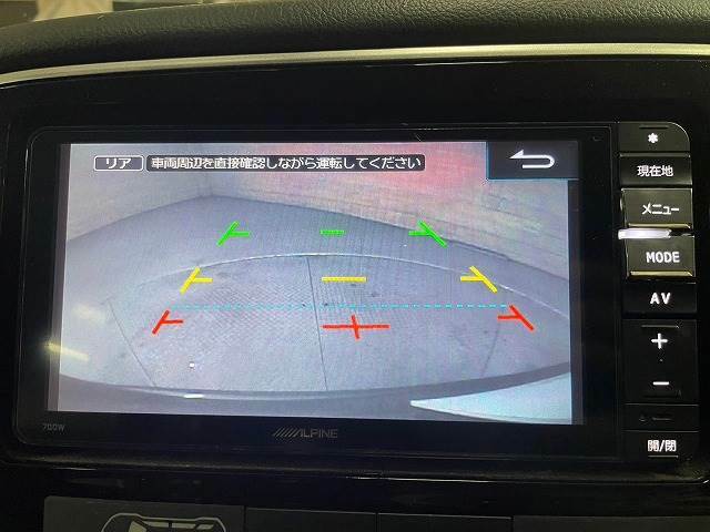 【カラーバックモニター】を装備しております。リアの映像がカラーで映し出されますので日々の駐車も安心安全です。