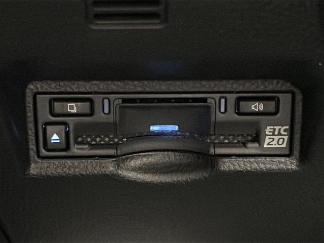 【ETC2.0（DSRC/ITSスポット）】ETCカードを挿入すれば料金所はノンストップで通過できます。ETC限定の割引や、高速道路の情報提供サービスを利用できます。