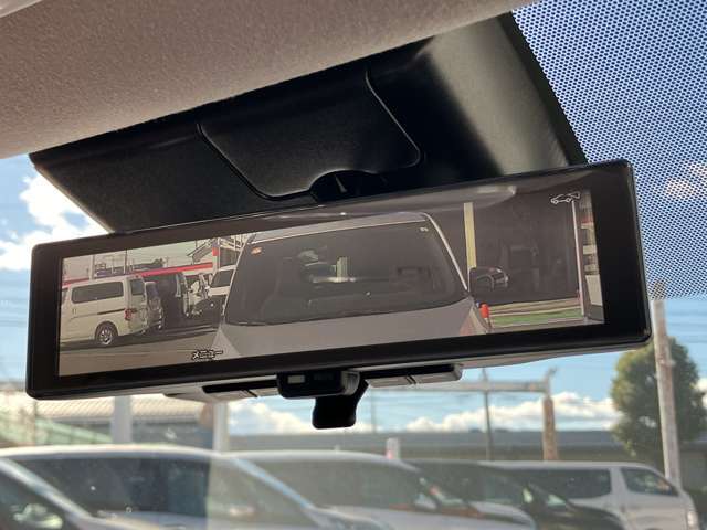 スマートルームミラーが付いております。後席に人が乗車した時や沢山の荷物を積んだ時もバックミラーの視界が遮られる事無く見えるので便利です♪