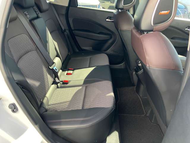 厚みのあるクッションとゆったりした座面で快適な座り心地のリアシート♪