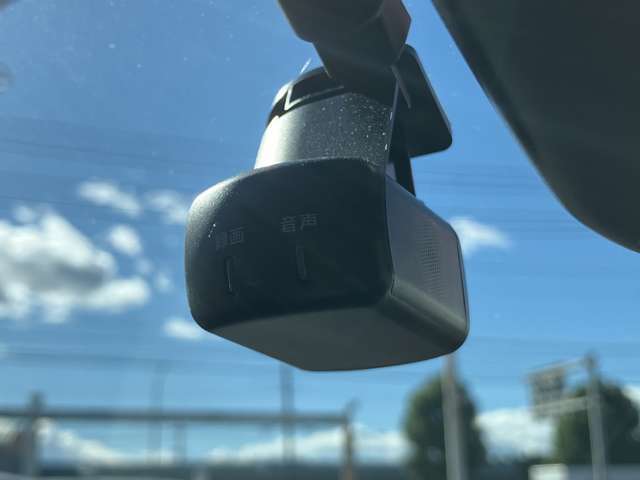 前後純正ドライブレコーダー装着済み！事故が起こってしまった際に高画質でしっかりと記録に残してくれます！駐車監視機能もございますので、車上荒らし等に対する抑止にも効果的！