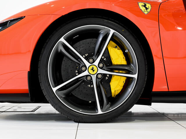 20インチダイヤモンドカット鍛造ホイールが、車の軽量化とデザイン性を両立し、卓越した走行性能を提供します。