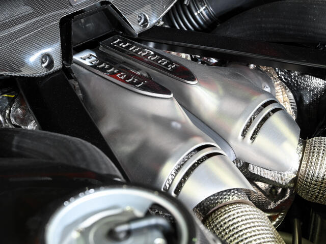 3.9リッターV8エンジンは、620馬力を発揮し、あらゆるドライビングシーンで驚異の加速力を提供します。