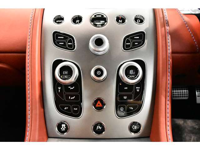 【V8ヴァンテージS専用装備】・7段スポーツシフトII・ステアリングレシオ15:1(標準17:1)・380mmの2ピース鋳鉄ベンチレーテッド・ディスク(F)