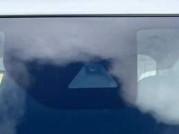 【三菱e-Assist】走行中に前方の車両等を認識し、衝突しそうな時は警報とブレーキで衝突回避と被害軽減をアシスト。より安全にドライブをお楽しみいただけます。