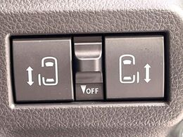【両側パワースライドドア】スマートキーや運転席のスイッチで後席両側スライドドアの開閉が可能♪電動だから力を入れてドアを開ける必要が無く、小さなお子様でも簡単に開け閉めでき快適です♪