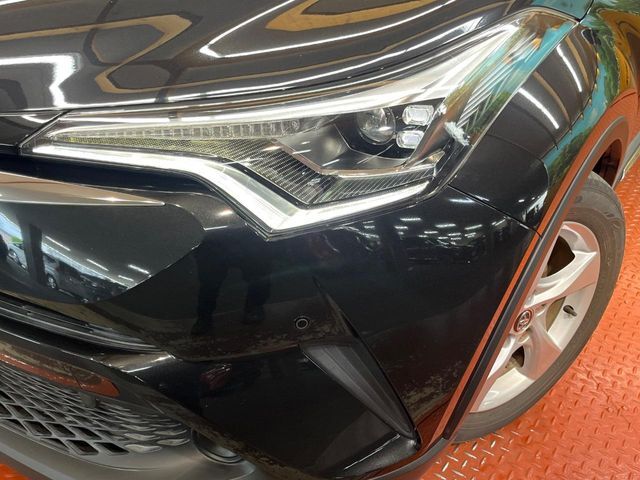 【LEDヘッドライト】悪天候や夜間走行時も良好な視界を確保し安心して運転できる高輝度LEDヘッドライトを装備！点灯速度が早く、消費電力も抑えられています。