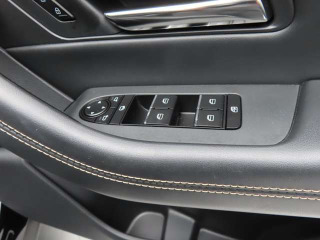 運転席のパワーウインドースイッチ部です。よく触れる場所だからこそ、使用状態があらわれますよね。ぜひこうした所もチェックしてください。