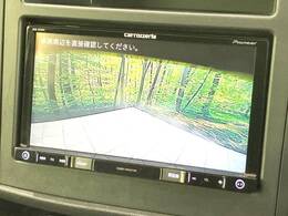 【バックカメラ】駐車時に後方がリアルタイム映像で確認できます。大型商業施設や立体駐車場での駐車時や、夜間のバック時に大活躍！運転スキルに関わらず、今や必須となった装備のひとつです！