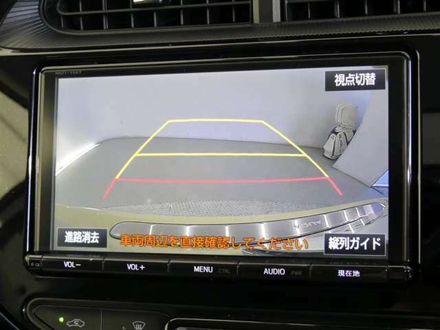 バックガイドモニター付き。車両後方の映像をナビ画面に表示し、駐車などの後退操作をサポートします。