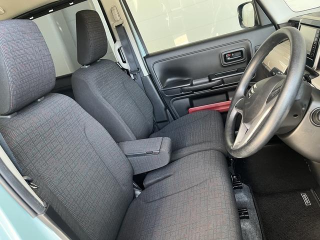 フロントシートはベンチシートです。インパネシフトで足元は広々。運転席と助手席はウォークスルーできます。