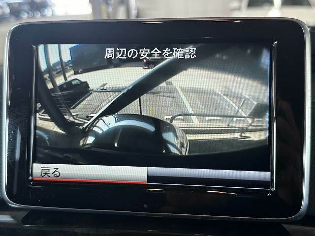 【カラーバックモニター】を装備しております。リアの映像がカラーで映し出されますので日々の駐車も安心安全です。