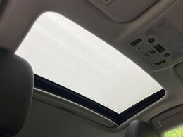 【サンルーフ】開放感たっぷりの希少装備、サンルーフが装着されています！車内に明かりを取り入れたり景色を楽しむ以外にも、車内の空気も簡単に換気できて快適です！