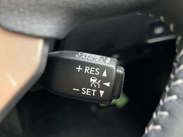 【レーダークルーズコントロール】高速道路での長距離走行が楽に！！自動で速度を保つクルーズコントロールが、衝突軽減システムと連携し、前方の車両を感知して車間を保つように速度調節してくれます！！