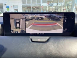 360°ビュー装備です。狭い場所での車庫入れや切り替えしの時など目で見て確認できるので便利ですね。