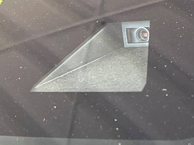 【トヨタセーフティセンス】走行中に前方の車両等を認識し、衝突しそうな時は警報とブレーキで衝突回避と被害軽減をアシスト。より安全にドライブをお楽しみいただけます。