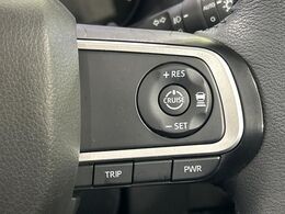 【アダプティブクルーズコントロール】高速道路での長距離走行が楽に！！自動で速度を保つクルーズコントロールが、衝突軽減システムと連携し、前方の車両を感知して車間を保つように速度調節してくれます！！