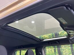【スカイフィールトップ】ガラスルーフ搭載で車内の解放感が一気にアップ！開放的なドライブをお楽しみいただけます。