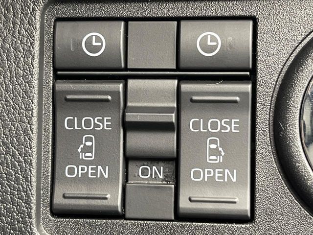 【両側パワースライドドア】スマートキーや運転席のスイッチで後席両側スライドドアの開閉が可能♪電動だから力を入れてドアを開ける必要が無く、小さなお子様でも簡単に開け閉めでき快適です♪