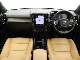 純正HDDナビ/ETC2.0/360度カメラ/フルセグTVのフルセット搭載。9インチ・タッチスクリーン式センターディスプレイと、モード選択式の12.3インチデジタル液晶ドライバー・ディスプレイを装備。