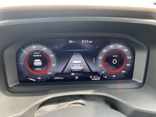 視認性の良い2連メーターです。左側が回転計で、右側が速度計です。中央に車両情報や設定が表示されます。