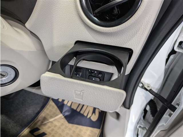 カップホルダー。缶ジュースを開けて運転していると安心しておいておける場所がほしくなりますよね！意外とないと困る装備です。