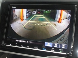 バックをするとき自動でリアの様子が映る『リアカメラ』付き！ナビ画面で確認しながらバックができますから安心ですね。でも、目視も大切ですよ！安全第一でお願いします！