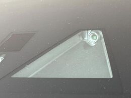 【スマートシティブレーキサポート】低速走行中に前方の車両等を認識し、衝突しそうな時は警報とブレーキで衝突回避と被害軽減をアシスト。より安全にドライブをお楽しみいただけます。