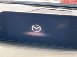 【8.8インチマツダコネクト】車内の雰囲気にマッチした大型のディスプレイ。スマホ接続でのナビ使用やBluetooth再生等、様々な機能が楽しめます。直感的なダイヤル操作が可能で、使い勝手も良好です。