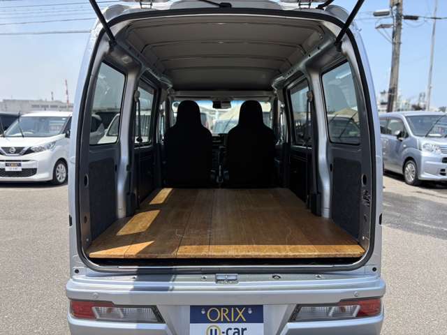 【トランク】後部座席は倒してフラットにする事も可能なので収納スペースがさらにUP！！