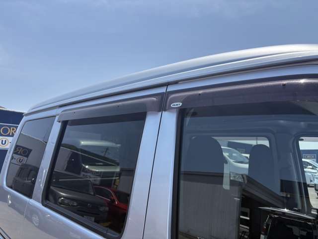 【バイザー】夏場の駐車時に、窓をほんの少し開けておくことで、室内の温度上昇を抑えることができますね♪