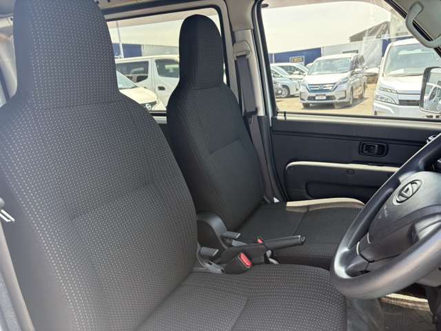 【運転席・助手席】内装状態良好です。クルマは第二の部屋。綺麗な部屋のほうが安心するでしょ？？