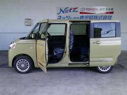 どちら側からでもスムーズに乗り降りできる両側パワースライドドア装備