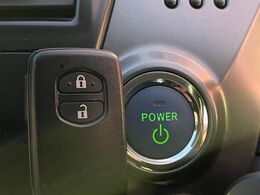 【スマートキー】カバンやポケットに入れたままでもドアの施錠・解錠が可能なスマートキーを装備。エンジンのオン・オフ時もカギを取り出す必要が無いからとっても便利です♪