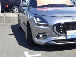 【LEDヘッドランプ/LEDポジションランプ】照射性能に優れ省電力で長寿命のLEDヘッドランプと力強い顔つきを演出する特徴的なLEDポジションランプを採用。LEDフロントフォグランプも装備しています。