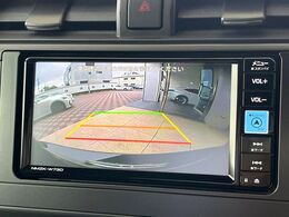 【バックカメラ】駐車時に後方がリアルタイム映像で確認できます。大型商業施設や立体駐車場での駐車時や、夜間のバック時に大活躍！運転スキルに関わらず、今や必須となった装備のひとつです！