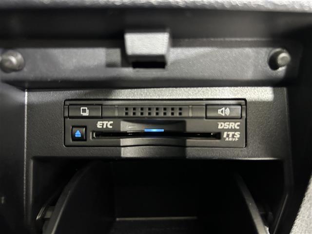 【ETC】有料道路を利用する際に料金所で停止することなく通過できる、ETC車載器（ノンストップ自動料金収受システム機器）が装備されています。セットアップを行うことで利用可能になります。