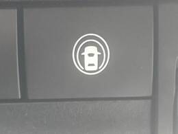 【三菱e-Assist】走行中に前方の車両等を認識し、衝突しそうな時は警報とブレーキで衝突回避と被害軽減をアシスト。より安全にドライブをお楽しみいただけます。