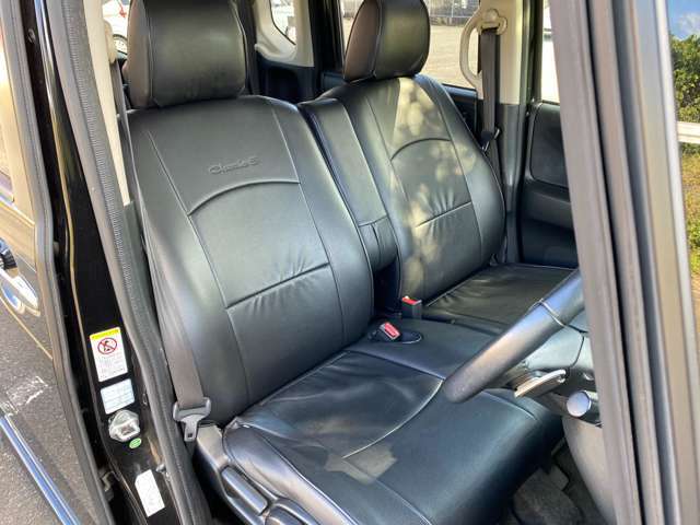 車内清掃はヒダカ　アルカリ電解水を使って仕上げます。除菌・消臭効果があり、汚れを分解したあとは水になるので、人体への影響もございません。さらに市販のアルカリ電解水と違い塩化ナトリウムも一切含みません☆