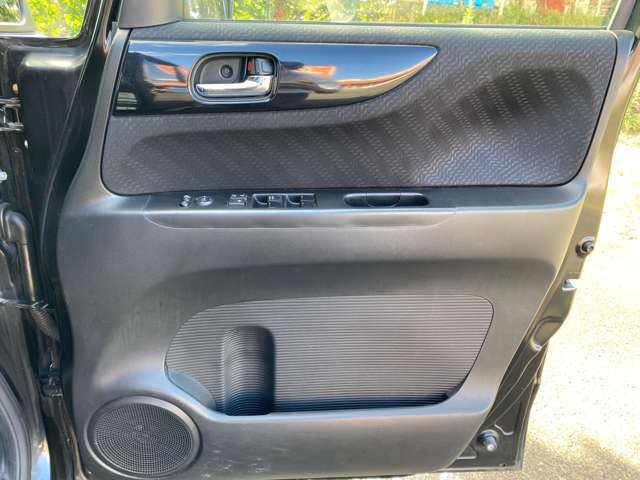 店舗敷地内は500坪あるので、ナンバーの無い車でも少しであれば試乗ができます。車検のある車の試乗は公道で出来るので一緒にドライブいきましょう☆